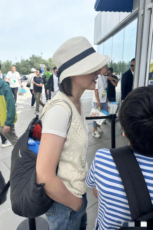 前央视主持人董卿在北京中网被偶遇 朴素装扮难掩优雅 美得浑然天成