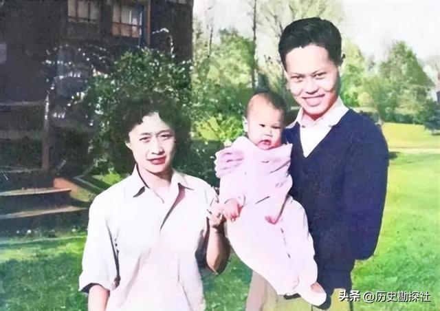 1981年，杜聿明的葬礼上，女儿杜致礼和杨振宁的留影，悲痛难掩！