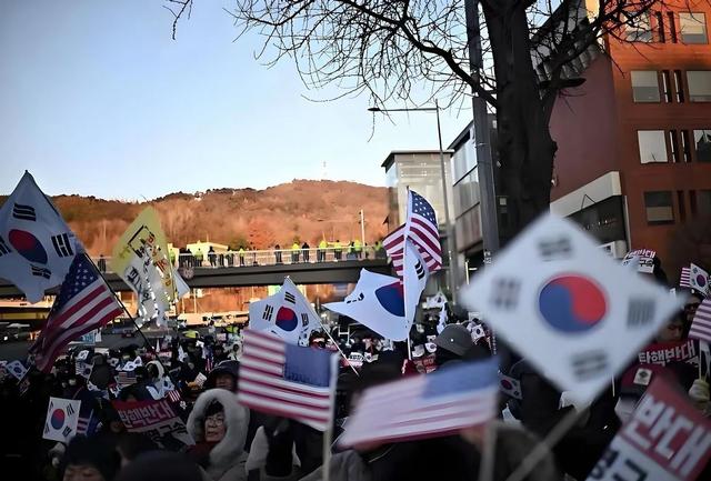 首尔爆发反华游行，韩国人疑惑：为什么中国人没有一丁点害怕？