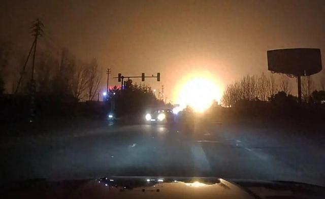 河南洛阳	，工厂夜间起火	、网友拍下瞬间、事故原因仍未查明。