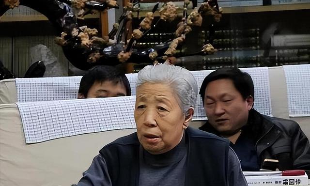她15岁入党，18岁和主席结婚，如今92岁仍健在，却几乎不出来露面