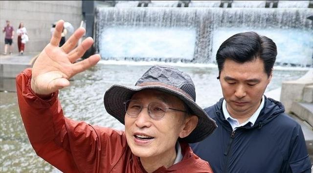 被关牢房后，金建希吃不下饭，她的亲信也被捕，朴槿惠李明博缺席