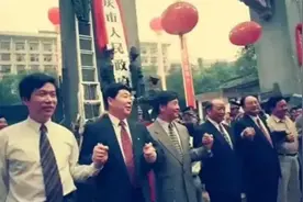 1997年，重庆市直辖后，首任市委书记和首任市长分别是谁？图片