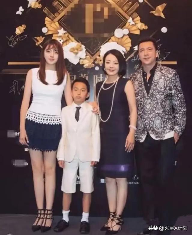 王中磊破产,携全家搬出庄园住进别墅,老婆愁眉苦脸被迫接受降级