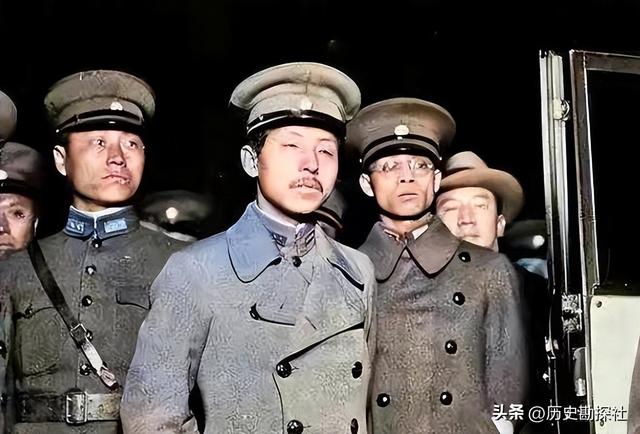 张学良和蒋中正在华山的珍贵合影，注意看两人表情，已貌合神离