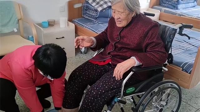 舅舅96年坐牢前买下京城5栋四合院，十年后出狱一看，当场懵了