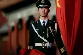 最帅升旗手张自轩退伍，如今现状曝光：愧对父母图片