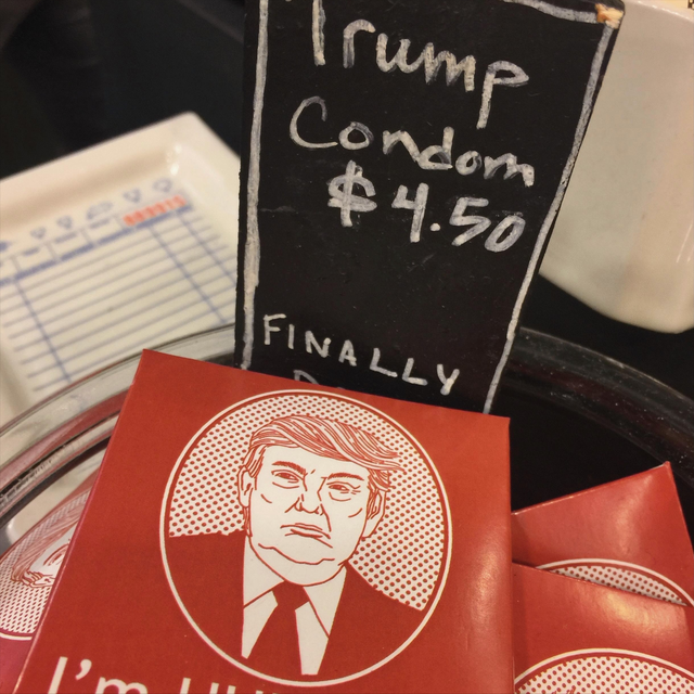 爱泼斯坦案再爆猛料！权贵合影流出，特朗普克林顿同框，白宫急了