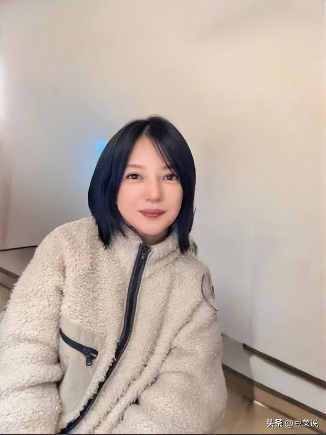 面相又变了！49岁赵薇广东吃饭，又老又瘦没架子，却再无回头路走
