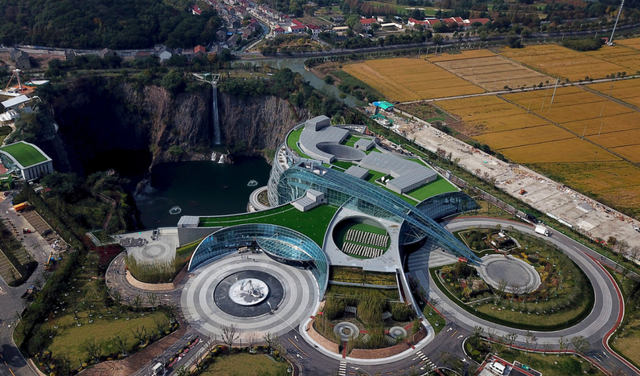 耗资20亿，向下88米，上海的“摩地大楼”酒店，睡一晚最高6万！