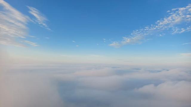 武当山金顶雨过放晴 八方游客共赴云海日出之约