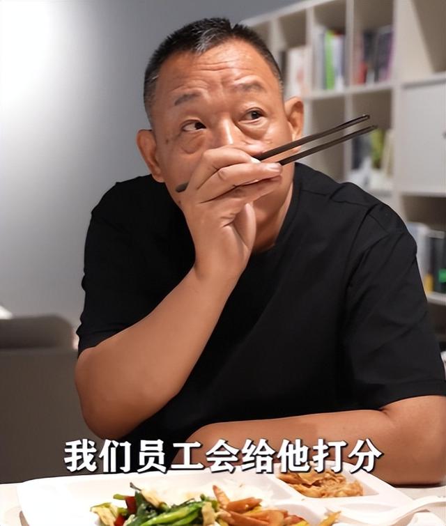 警惕“造神”陷阱！人民日报专访连发多问，揭露于东来真实的想法