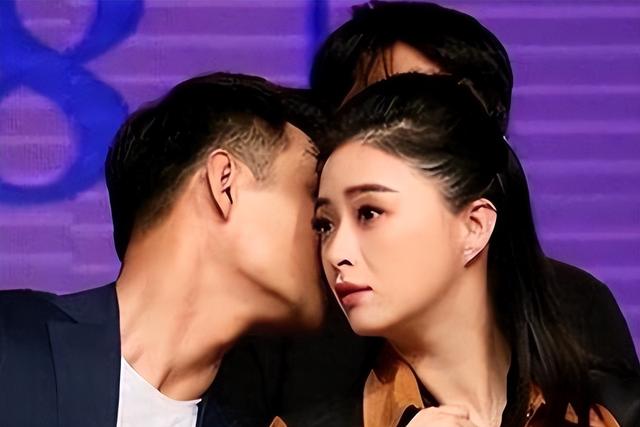 和蒋欣相恋多年，他转身娶了小4岁娇妻，如今妻子和他红透半边天