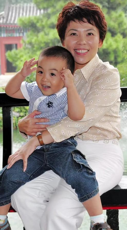 败光20亿、国籍问题、向洋人下跪，邓亚萍身上的标签到底是真是假