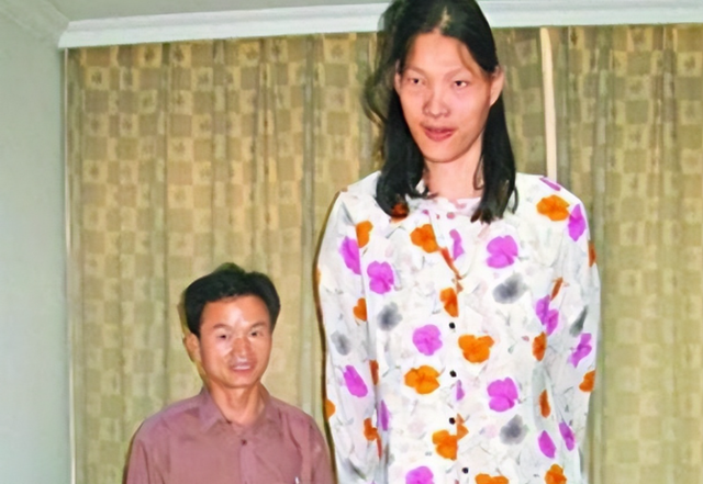 世界第一女巨人来自中国安徽，穿78码的鞋子，一顿饭吃六碗炒面