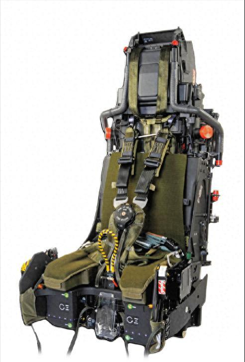 起飞前还在漏油！印度“光辉”战机迪拜坠毁，飞行员为何没跳伞？