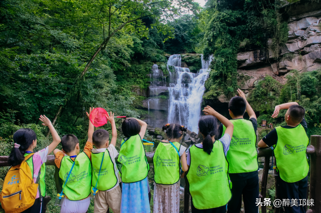 放春秋假啦！成都天台山旅游景区免门票→