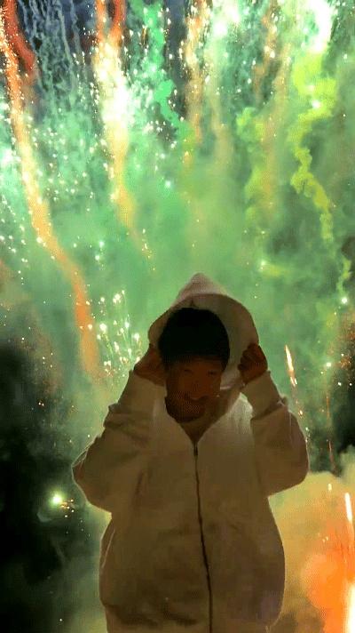 莎莎晒出和爸爸妈妈的合照，还有生日视频和烟花，好幸福哦