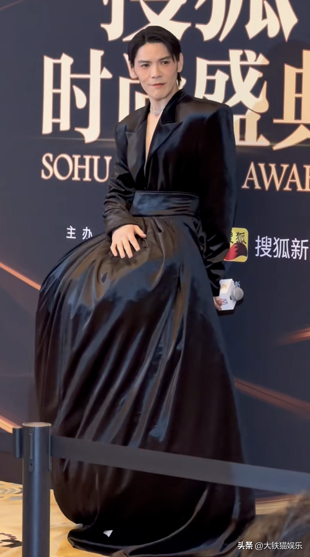 北京这一晚，55岁刘奕君秒了41岁向佐，才懂男人刚阳硬朗的魅力