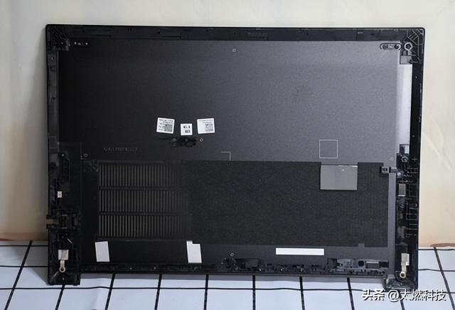 ThinkPad E14 2025 AI元启长续航版测评：全天候续航超轻薄商务本