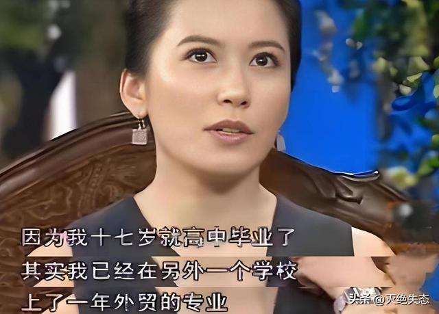 至今未婚未育，身边却有男人陪了近 20 年！54岁的她才是人间清醒