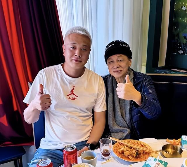 梁小龙被曝离世仅1天	，恶心的一幕还是发生，徒弟怒斥吃相太难看