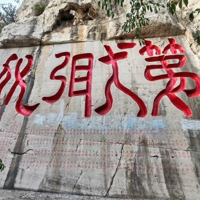 我是上海人，游千佛山，早上六点到八点来，人少还凉快逛着舒服。