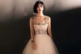 金鹰奖颁奖晚会，赵丽颖高定白裙压轴出场，李沁刺绣长裙华丽动人图片