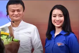 7年前，与马云对话的越南大学校花，后来怎样了？图片