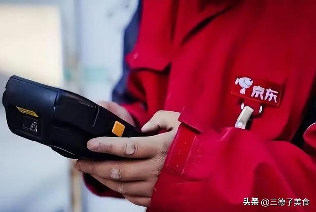 京东001号快递员已退休	，勤恳工作16年，刘强东承诺的房兑现了吗