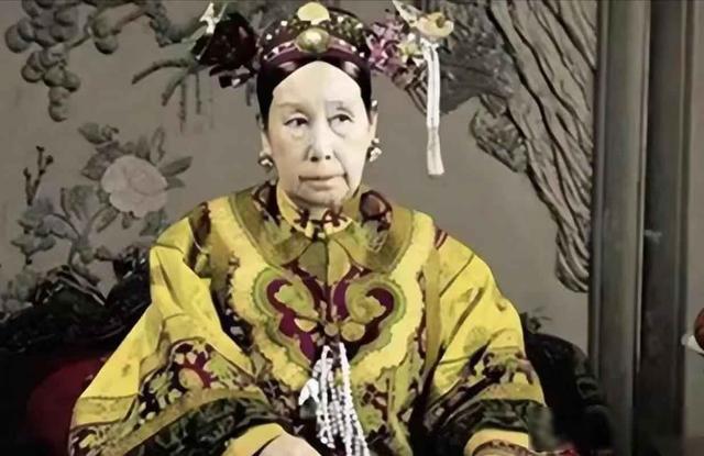 光绪帝临终前咬破手指，井栏写下2字	，百年后维修工惊出冷汗！