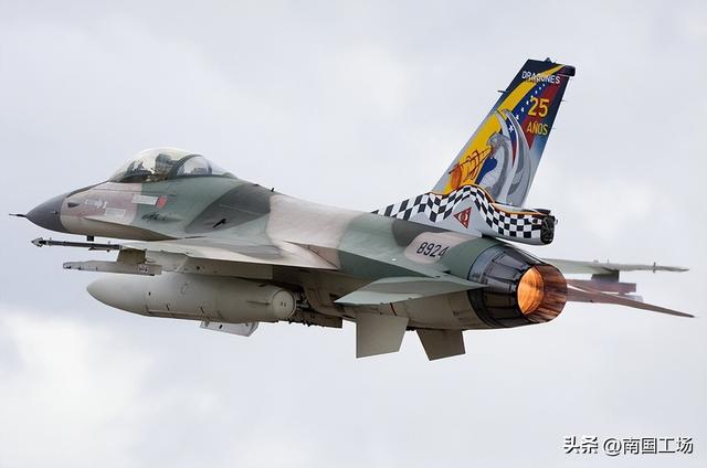 干得漂亮！马杜罗看完中国93阅兵后，下令F-16挂弹，飞越美军战舰