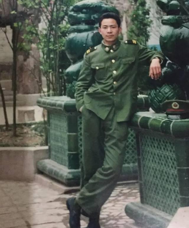 当年我救了老连长一命，我大婚却唯独他没来，战友们：多亏他没来