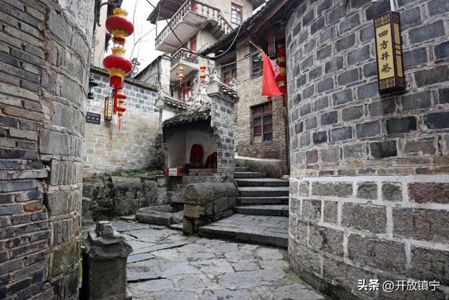 爽居在贵州丨一树金黄染古韵 满城诗意醉镇远