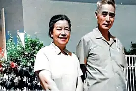 1975年，特赦后的黄维和妻子蔡若曙的合影，妻子一年后却跳河自尽图片