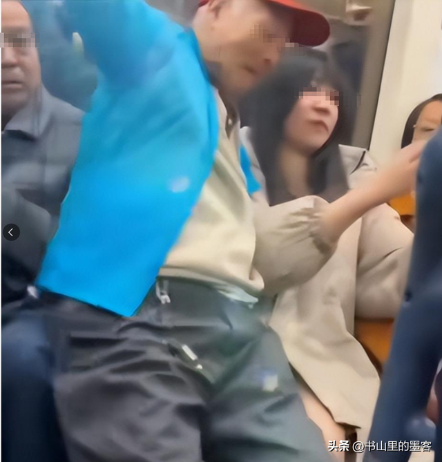 地铁老人强坐女生腿后续：公开耍流氓，知情人爆身份，真不简单