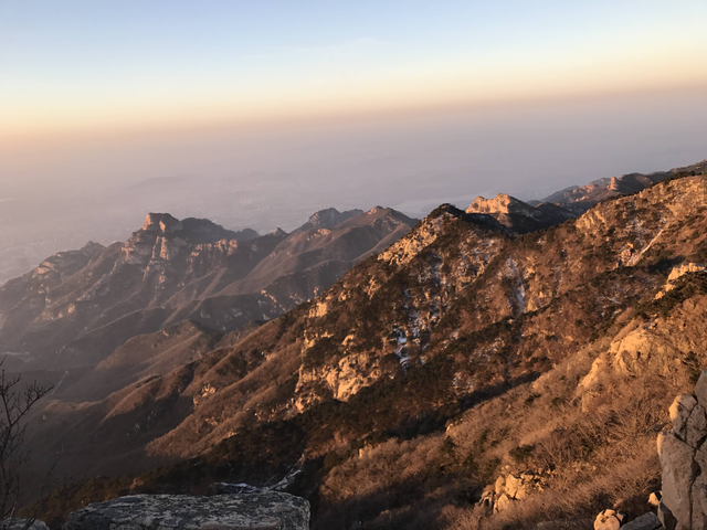 为什么越来越多人夜爬泰山？网红打卡背后的安全盲区令人警醒