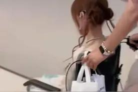 黄霄雲前往《落凡尘》首映礼遇车祸 嘴角明显血迹 坐轮椅 绑纱布献唱图片