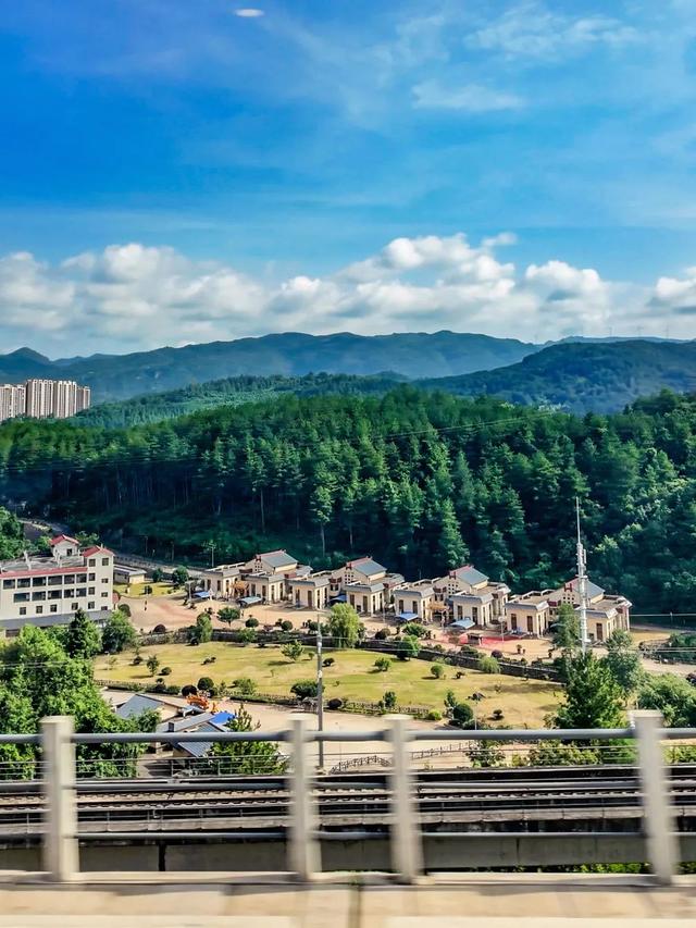 时速350公里！网友：全国最避暑的高铁线！