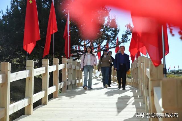 国庆登雷古山：红染群山处 云海伴咖啡