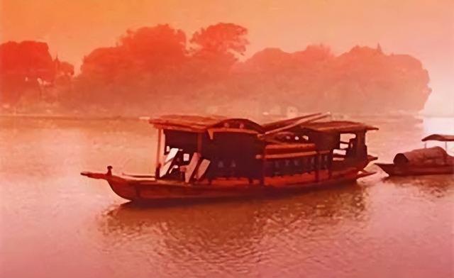 嘉兴南湖 •中国革命起航的地方！