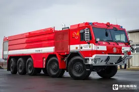 10x10全驱+后桥随动转向，越野能力强悍，太脱拉Force消防车实拍图片