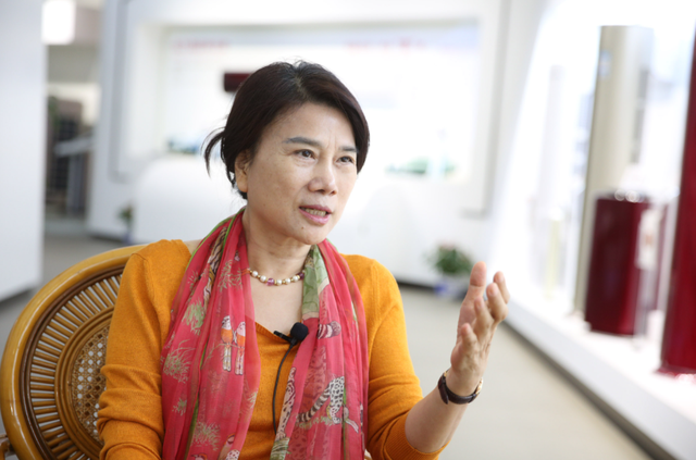 雷军没想到，十亿赌约12年后，董明珠一个举动再令所有人刮目相看