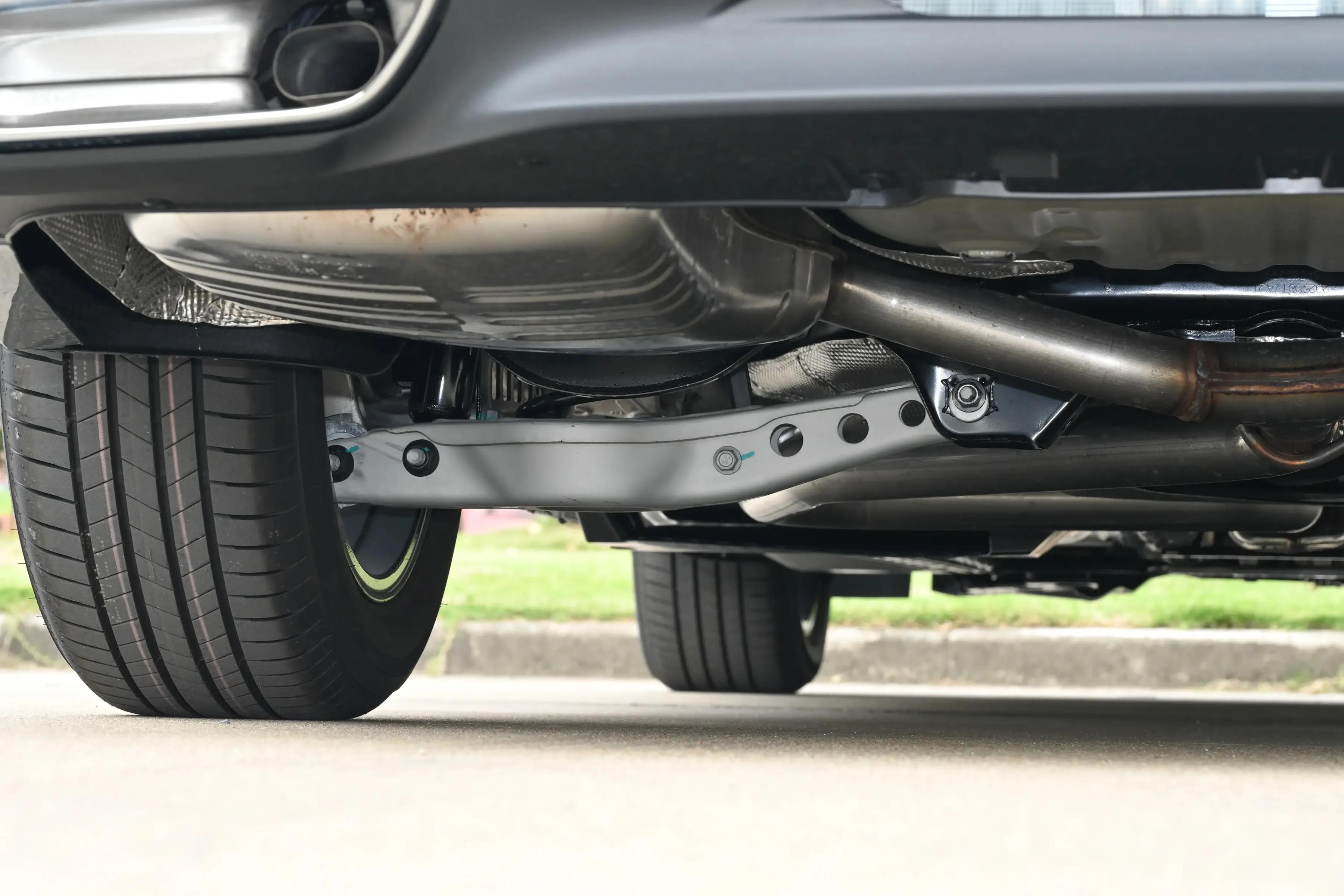 2026款别克君越与迈腾对比 15.99万一口价别克君越 18英寸轮辋君越内饰设计_新君越2.0t油耗大吗