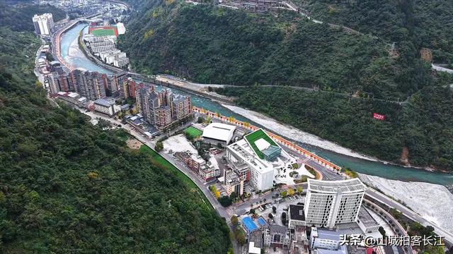 四川夹在峡谷中的县城，最窄处仅百米，藏着两个世界级“国宝”！