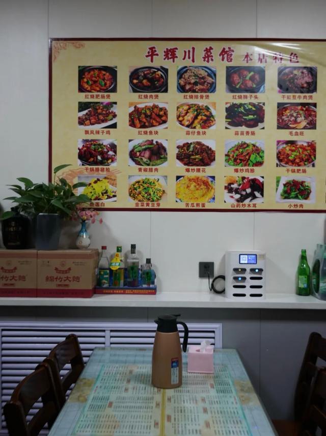 乌鲁木齐的劳动街，是由小炒、烧烤和夏夜晚风组成的