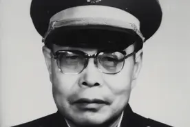 至今健在的开国将帅只剩一位，今年102高龄，身体依旧硬朗图片