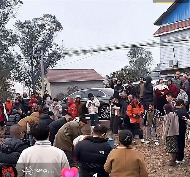 杀猪宴暖意全是假象，官媒揭示呆呆妹真实处境，隐私遭泄露难招架