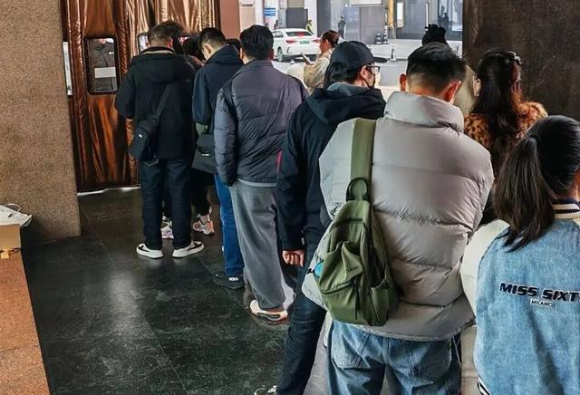 太疯狂，集体飙涨！有人拖行李箱抢，“下午刚买的，还没发货就赚了……”