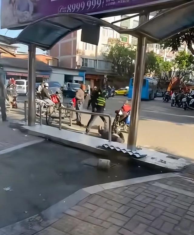 老人被城管队员推倒后离世，福建福安警方通报